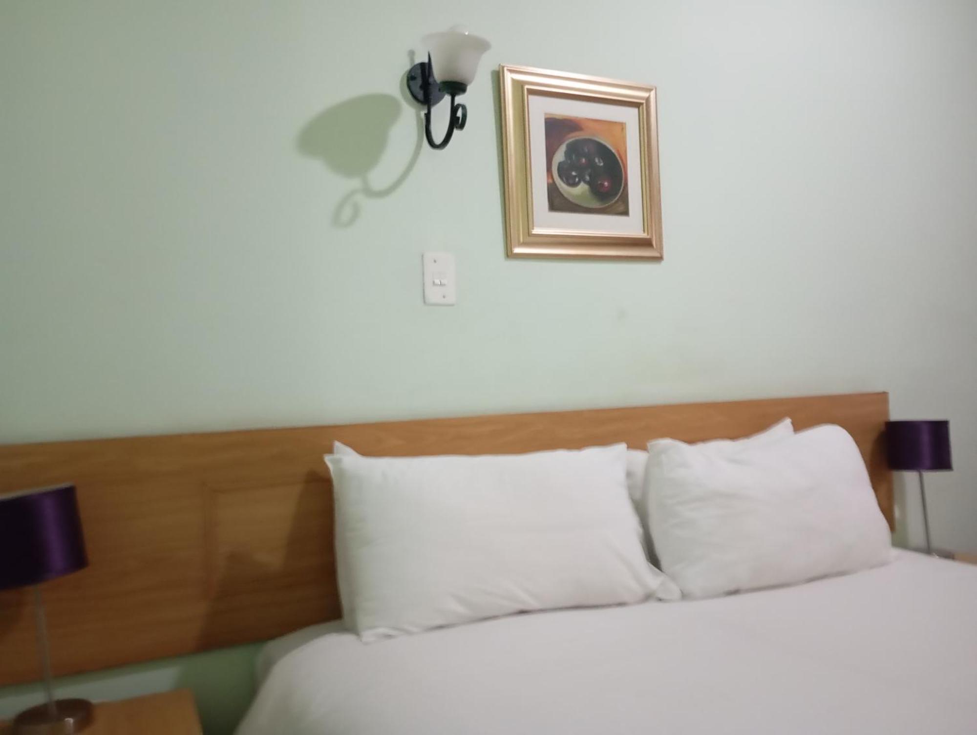 Brackendene Lodge กาโบโรเน ภายนอก รูปภาพ