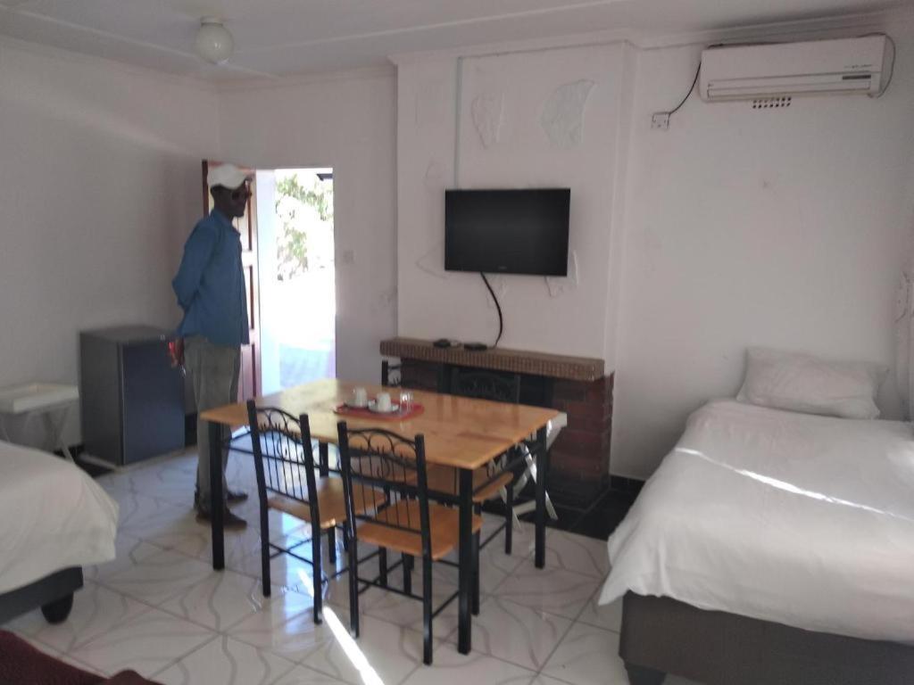 Brackendene Lodge กาโบโรเน ภายนอก รูปภาพ